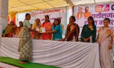 *ग्राम भर्रीटोला में वार्षिक अधिवेशन के दौरान बेहतर कार्य करने वाले लखपति दीदीयो का हुआ सम्मान*