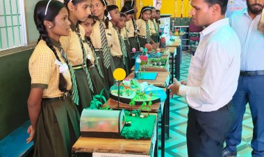 * DNT पब्लिक स्कूल में विज्ञान प्रदर्शनी का निरीक्षण करने पहले विकासखंड शिक्षा अधिकारी*