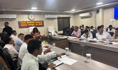 *जिला कलेक्टर ने ली PHE विभाग बैठक, समय सीमा पर कार्य करें पूर्ण*