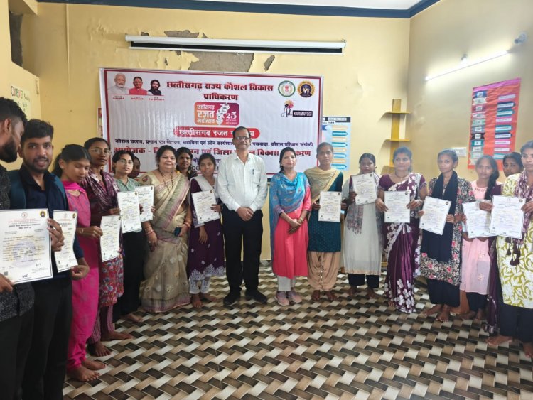 *कौशल प्रशिक्षण प्राप्त करने वाले प्रशिक्षु को प्रमाण पत्र का किया गया वितरण*