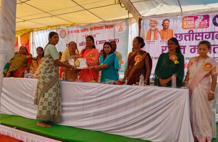 *ग्राम भर्रीटोला में वार्षिक अधिवेशन के दौरान बेहतर कार्य करने वाले लखपति दीदीयो का हुआ सम्मान*