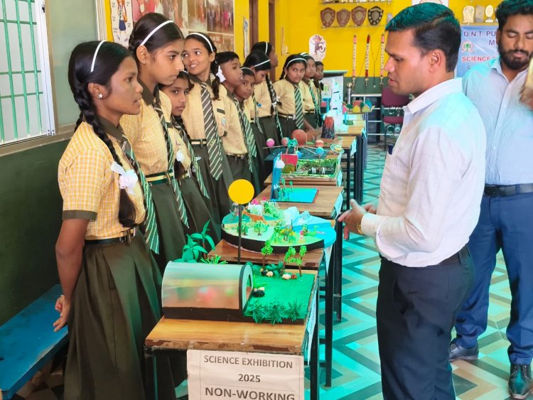 * DNT पब्लिक स्कूल में विज्ञान प्रदर्शनी का निरीक्षण करने पहले विकासखंड शिक्षा अधिकारी*