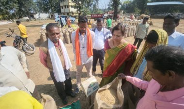 *जिला पंचायत अध्यक्ष पहुंची धान मंडी मुरारगोटा व भर्रीटोला,किसानों से की मुलाकात*