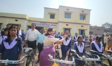 *ग्राम कोर्रामटोला में सरस्वती साइकिल योजना का मिला छात्राओं को लाभ, जिला पंचायत अध्यक्ष के हाथों सौंप गई छात्राओं को साइकिल*