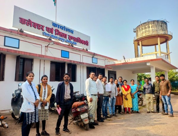 *लंबित मांगों को लेकर NHM कर्मचारियों ने मुख्यमंत्री के नाम कलेक्टर को सौंपा ज्ञापन*