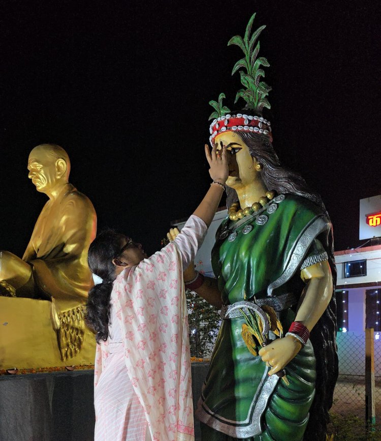 *कलेक्टर परिसर में कलेक्टर तूलिका प्रजापति द्वारा छत्तीसगढ़ महतारी की पूजा अर्चना कर राज्योत्सव की विभिन्न क्षेत्रवासियों को दी बधाई*