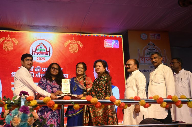 *राज्य उत्सव कार्यक्रम के तहत जिला मुख्यालय मोहला में तरुणा साहू ने पांडवानी की दी प्रस्तुति*