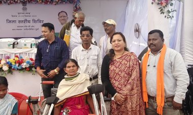 *माडिगपिडिग भूर्सा में शिविर के दौरान संवेदनशील पहल, जिला पंचायत अध्यक्ष ने असहाय सावित्री बाई को दिलाई ट्राई साइकिल*