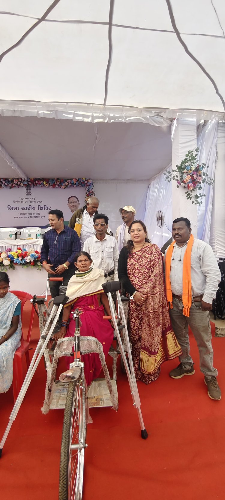 *माडिगपिडिग भूर्सा में शिविर के दौरान संवेदनशील पहल, जिला पंचायत अध्यक्ष ने असहाय सावित्री बाई को दिलाई ट्राई साइकिल*