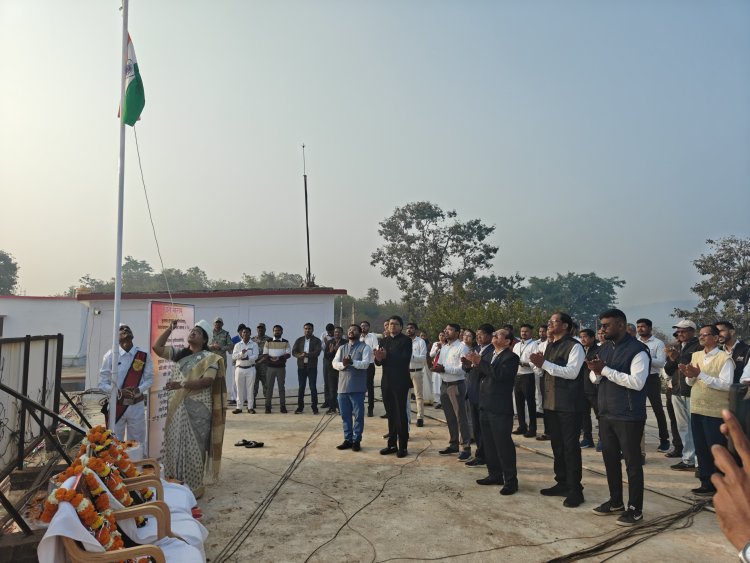 *77वें गणतंत्र दिवस पर जिला कलेक्टर परिसर में कलेक्टर तूलिका प्रजापति द्वारा किया गया ध्वजारोहण*