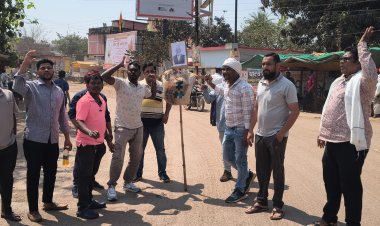 *युवा कांग्रेस के द्वारा जिला मुख्यालय मोहला में किया गया PM नरेंद्र मोदी का पुतला दहन*