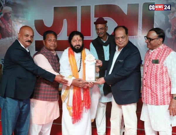 जनजातीय सामाजिक सेवा समिति द्वारा आदिवासी समाज के मुद्दों पर काम के लिए सम्मानित किए गए डॉ अतुल मलिकर