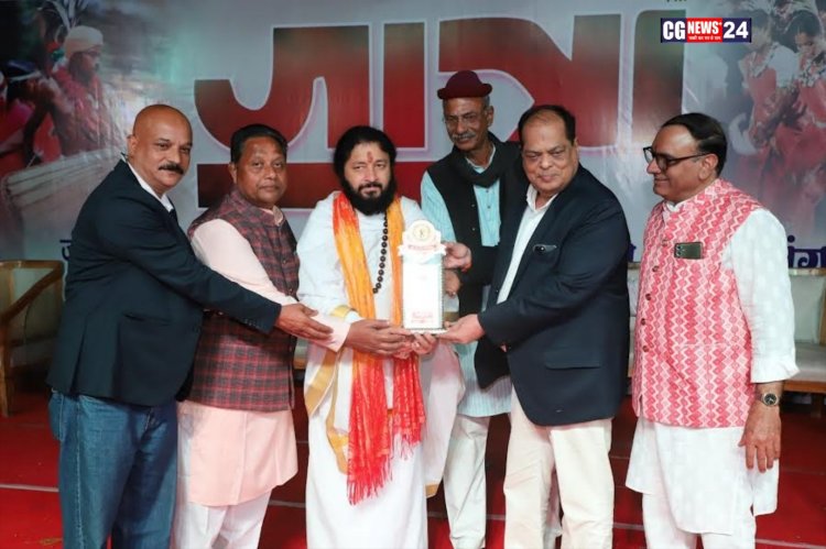 जनजातीय सामाजिक सेवा समिति द्वारा आदिवासी समाज के मुद्दों पर काम के लिए सम्मानित किए गए डॉ अतुल मलिकर