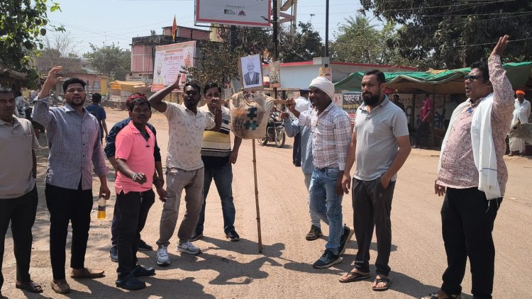 *युवा कांग्रेस के द्वारा जिला मुख्यालय मोहला में किया गया PM नरेंद्र मोदी का पुतला दहन*