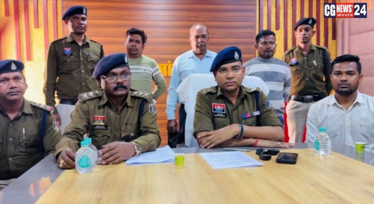 पुलिस कप्तान राजनांदगांव सुश्री अंकिता शर्मा द्वारा अंधे कत्ल की गुथ्थी सुलझाने वाले पुलिस जवानों को नगद ईनाम 10,000/- रूपये प्रदान कर उनका उत्साहवर्धन किया।*