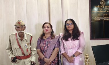 *जिला कलेक्टर एवं जिला पंचायत अध्यक्ष द्वारा वृद्ध को दी गई श्रवण यंत्र एवं वॉकिंग छड़ी*