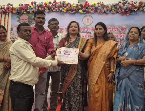 *जिला पंचायत कार्यालय मोहला में कृषक उन्नति योजना कार्यक्रम का किया गया आयोजन, किसानों को मिली फसल की शेष धनराशि*