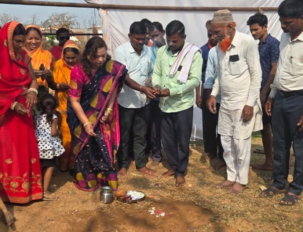 -जिला पंचायत अध्यक्ष ने वार्ड क्रमांक 14 मोहला में, सामुदायिक भवन निर्माण हेतु किया भूमि पूजन*
