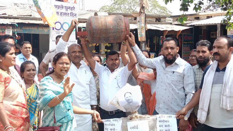 *जिला कांग्रेस कमेटी द्वारा महिला दिवस पर घरेलू LPG गैस के बड़े दाम और नशा के विरोध में, प्रदेश सरकार का पुतला दहन*