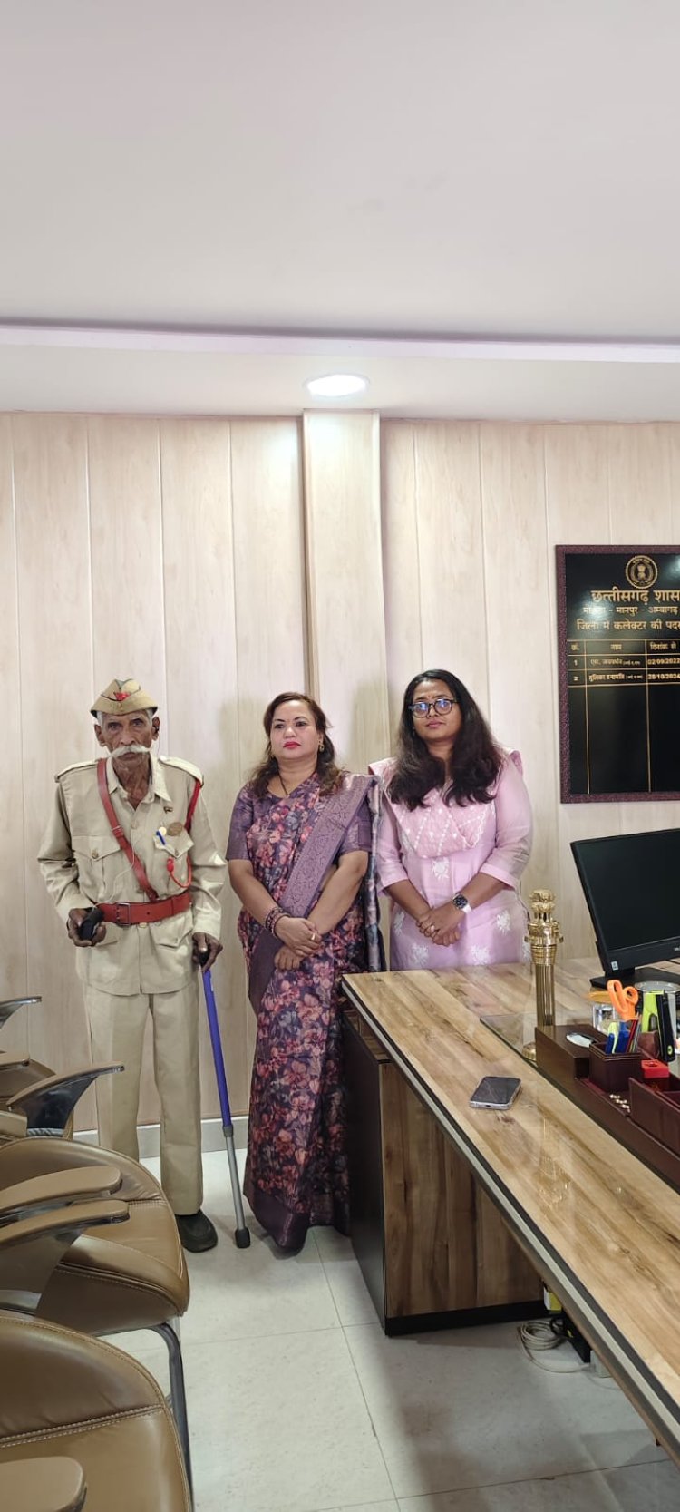 *जिला कलेक्टर एवं जिला पंचायत अध्यक्ष द्वारा वृद्ध को दी गई श्रवण यंत्र एवं वॉकिंग छड़ी*