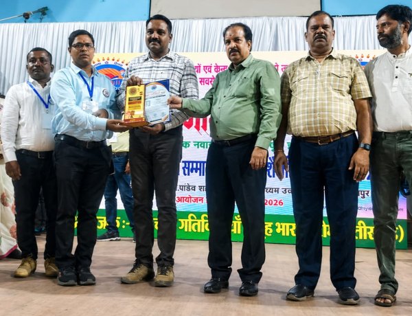 *नवाचारी गतिविधियों के लिए वागिनसुर शिक्षक को रायपुर में किया गया सम्मानित*