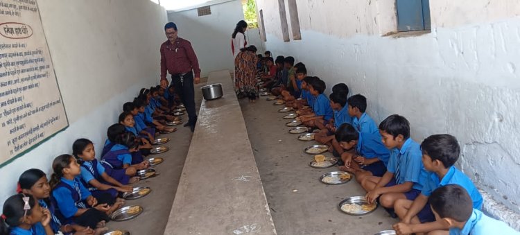 न्यौता भोज में बच्चों को व्यंजन  खिलाकर अपने जन्मदिन को यादगार बनाया