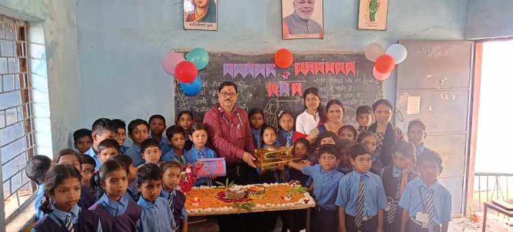 न्यौता भोज में बच्चों को व्यंजन  खिलाकर अपने जन्मदिन को यादगार बनाया