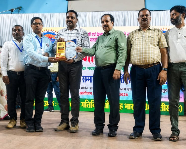 *नवाचारी गतिविधियों के लिए वागिनसुर शिक्षक को रायपुर में किया गया सम्मानित*