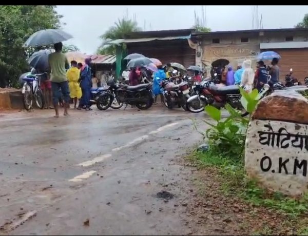 *ग्राम घोटियां में स्कूल वाहन ने 2 वर्षीय बच्ची के लिए जान, ग्रामीणों ने किया चक्का जाम*