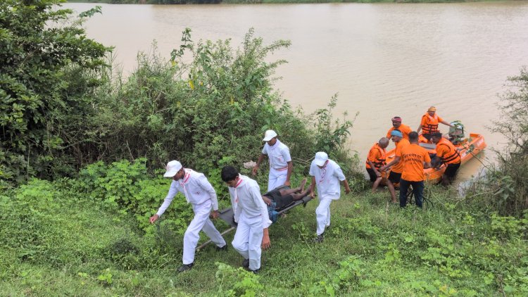 *केन्द्रीय NDRF एवं जिला स्तरीय कर्मचारियों द्वारा बाढ़/आपदा से निपटने हेतु किया गया अभ्यास*