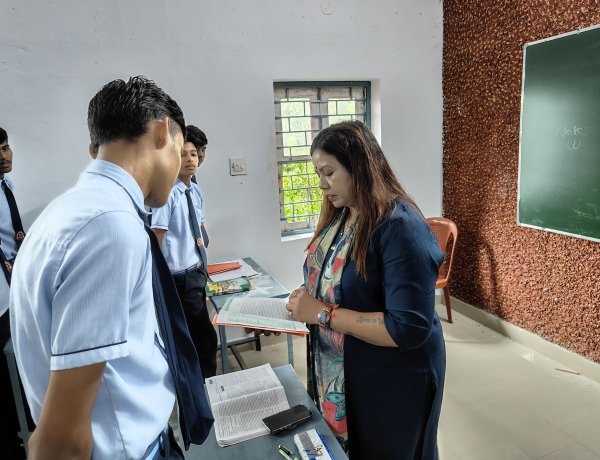 *कलेक्टर तनुजा सलाम रही मानपुर ब्लॉक के दौरे पर, विद्यार्थियों और ग्रामीणों से किया संवाद*
