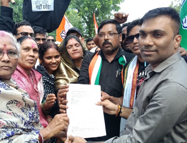 *जिला कांग्रेस कमेटी के द्वारा चुनाव प्रक्रिया में गड़बड़ी के आरोप में ज्ञानेश कुमार का किया गया पुतला दहन*