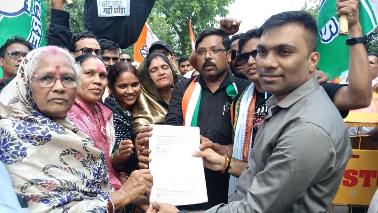 *जिला कांग्रेस कमेटी के द्वारा चुनाव प्रक्रिया में गड़बड़ी के आरोप में ज्ञानेश कुमार का किया गया पुतला दहन*