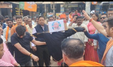 *मोहला नगर के फुआरा चौक में जिला भाजपा युवा मंडल के द्वारा कांग्रेस राष्ट्रीय अध्यक्ष का किया गया पुतला दहन*