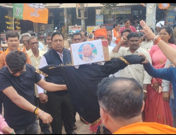 *मोहला नगर के फुआरा चौक में जिला भाजपा युवा मंडल के द्वारा कांग्रेस राष्ट्रीय अध्यक्ष का किया गया पुतला दहन*