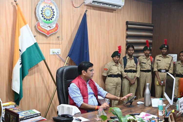 *बिटिया @work अभियान के तहत 48 छात्राओं ने पुलिस अधीक्षक कार्यालय, पुलिस लाइन(रक्षित केंद्र),थाना मोहला समेत पुलिस की कार्यप्रणाली से रूबरू*