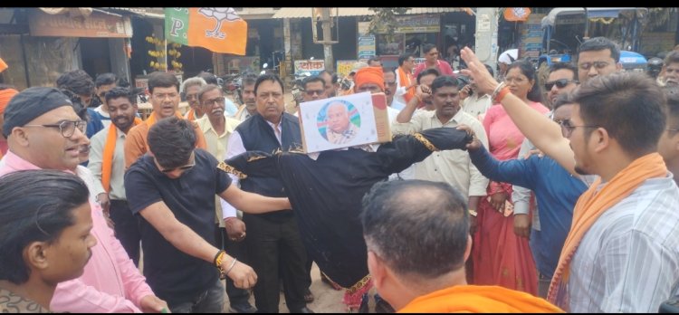 *मोहला नगर के फुआरा चौक में जिला भाजपा युवा मंडल के द्वारा कांग्रेस राष्ट्रीय अध्यक्ष का किया गया पुतला दहन*
