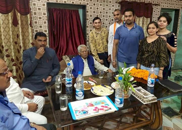 नंद कुमार बघेल के साथ केक काटकर भीखम देवांगन ने सहपरिवार मुख्यमंत्री का जन्मदिन मनाया..