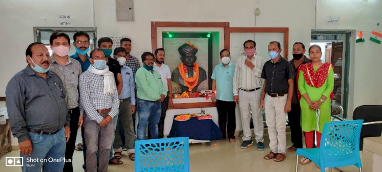 भारत रत्न डॉ मोक्षगुंडम विश्वेश्वरैय जी के 159वी जन्म दिवस के उपलक्ष में  समस्त अभियंतागण लोक निर्माण विभाग कार्यालय कोंडागांव में मनाया गया