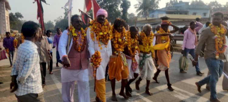 कांग्रेस कमेटी के प्रदेश उपाध्यक्ष बस्तर विकास प्रधिकरण के सदस्य बीरेश का गाँव में बाजे गाजे के साथ किया स्वागत