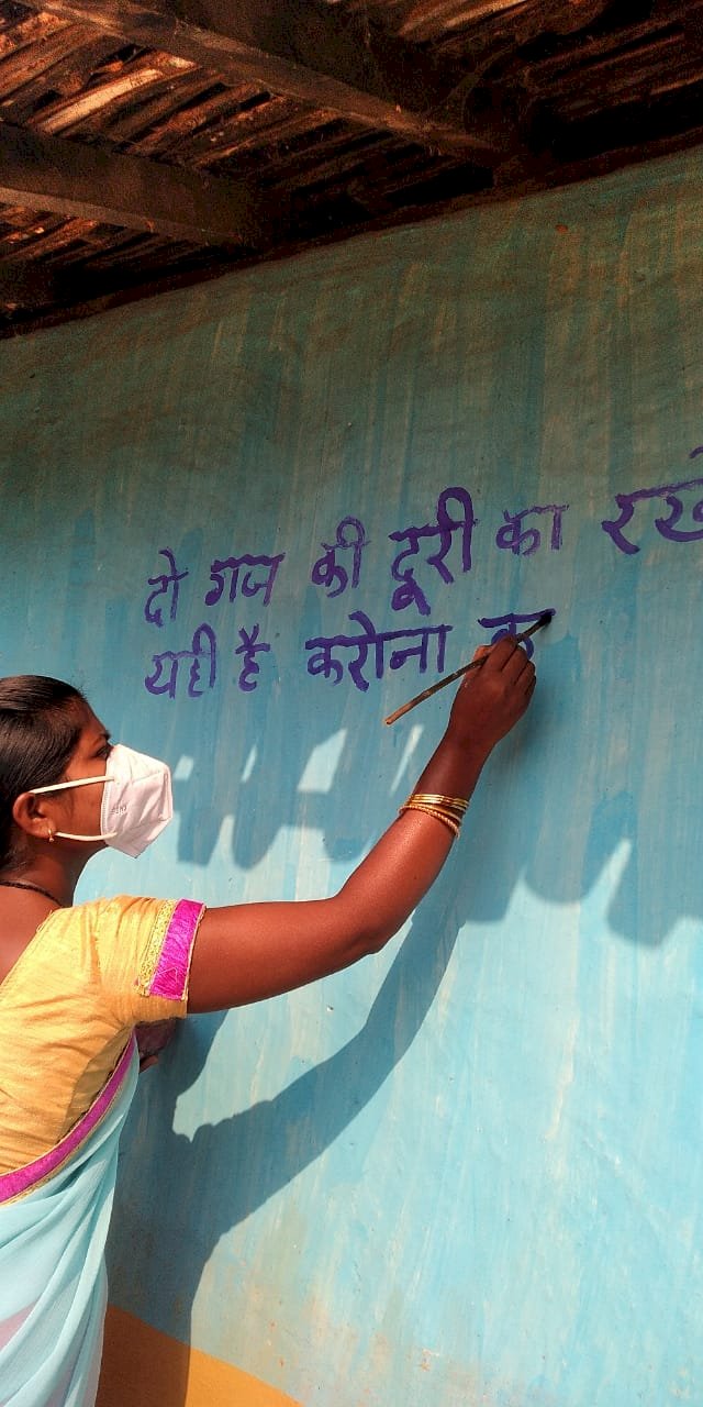 स्व सहायता समूह की महिलाएं कर रही गांव-गांव में दीवार लेखन कोरोना संक्रमण से बचाव के लिए बिहान के अधिकारियों को दिया गया ऑनलाइन प्रशिक्षण
