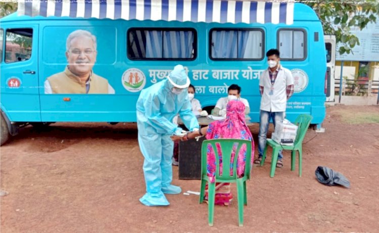 मुख्यमंत्री हाट बाजार क्लीनिक योजना का मोबाइल मेडिकल यूनिट वाहन कोरोना  संक्रमित क्षेत्रों के लिए बना लाभकारी  ग्रामों में पहुॅचकर लोगों को दे रहे स्वास्थ्य  संबंधी उचित परामर्श एवं निःशुल्क दवाईयॉ  अब तक कोरोना संक्रमित छह ग्रामों  के 72 ग्रामीण हुए लाभान्वित