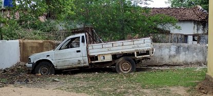 कबाड में तब्दील हो रहे है, वन विभाग में राजसात किये गये वाहनें, चोरों की नजर भी वाहनाें के कलपुर्जो पर टीकी रहती है धिरे धिरे गायब हो रहे है मंहगे सामान