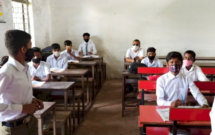 कलेक्टर ने कांदुल के उच्चतर माध्यमिक  शाला का किया आकस्मिक निरीक्षण अनुपस्थित प्राचार्य को नियमित  समय पर स्कूल आने की हिदायत SMART क्लास शीघ्र शुरू कराने के निदेर्श