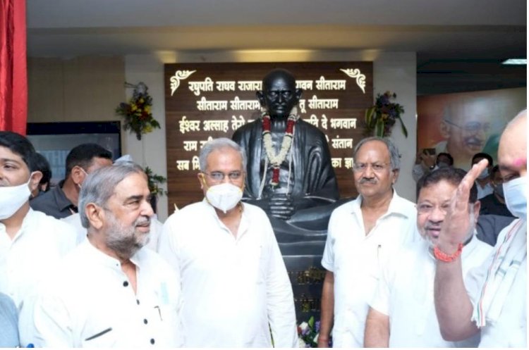 मुख्यमंत्री ने नगर निगम रायपुर मुख्यालय परिसर में राष्ट्रपिता महात्मा गांधी की प्रतिमा का किया अनावरण