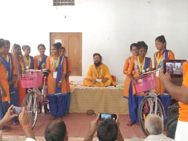 दिवाली मिलन कार्यक्रम में पाटेश्वर संस्कार वाहिनी द्वारा साइकल सिलाई मशीन एवं स्मृति चिन्ह का वितरण