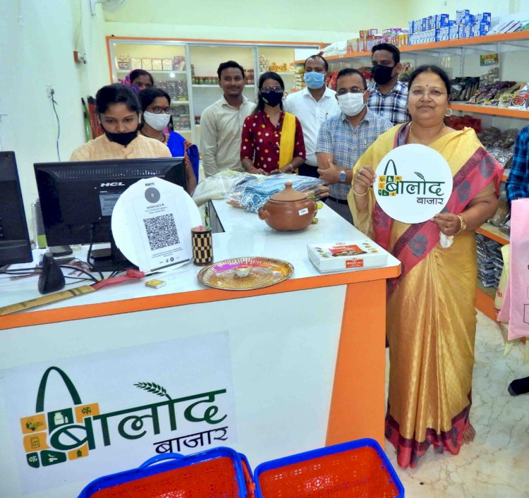 मंत्री  अनिला भेंडिया ने स्वसहायता समूहों द्वारा संचालित ‘‘बालोद बाजार‘‘ की दुकान से खरीदी विभिन्न सामग्रियाॅ