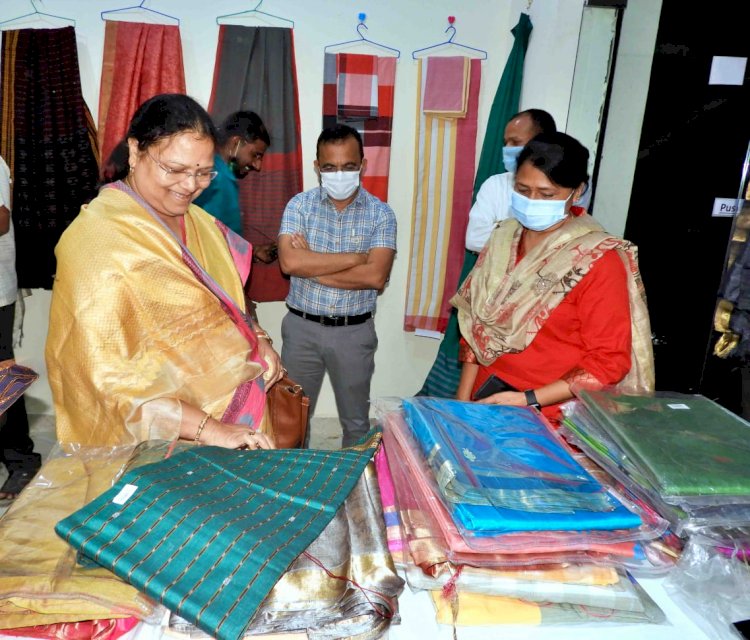 मंत्री  अनिला भेंडिया ने स्वसहायता समूहों द्वारा संचालित ‘‘बालोद बाजार‘‘ की दुकान से खरीदी विभिन्न सामग्रियाॅ