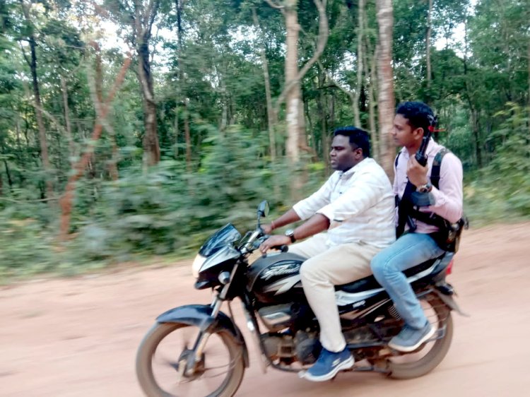 बाईक चलाते हुए घोर नक्सल क्षेत्र पहुंचे पुलिस अधीक्षक  गिरिजा शंकर जायसवाल, अपने एसपी से मिलकर खुश हुए ग्रामीण और बच्चे
