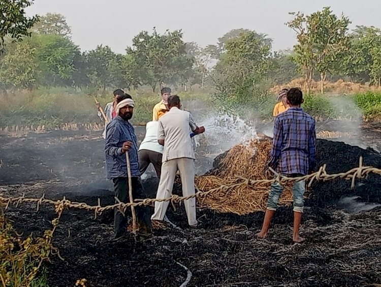एक किसान के लापरवाही से पड़ौसी किसानों की फसलों पर लगी आग खड़ी धान भी चपेट में